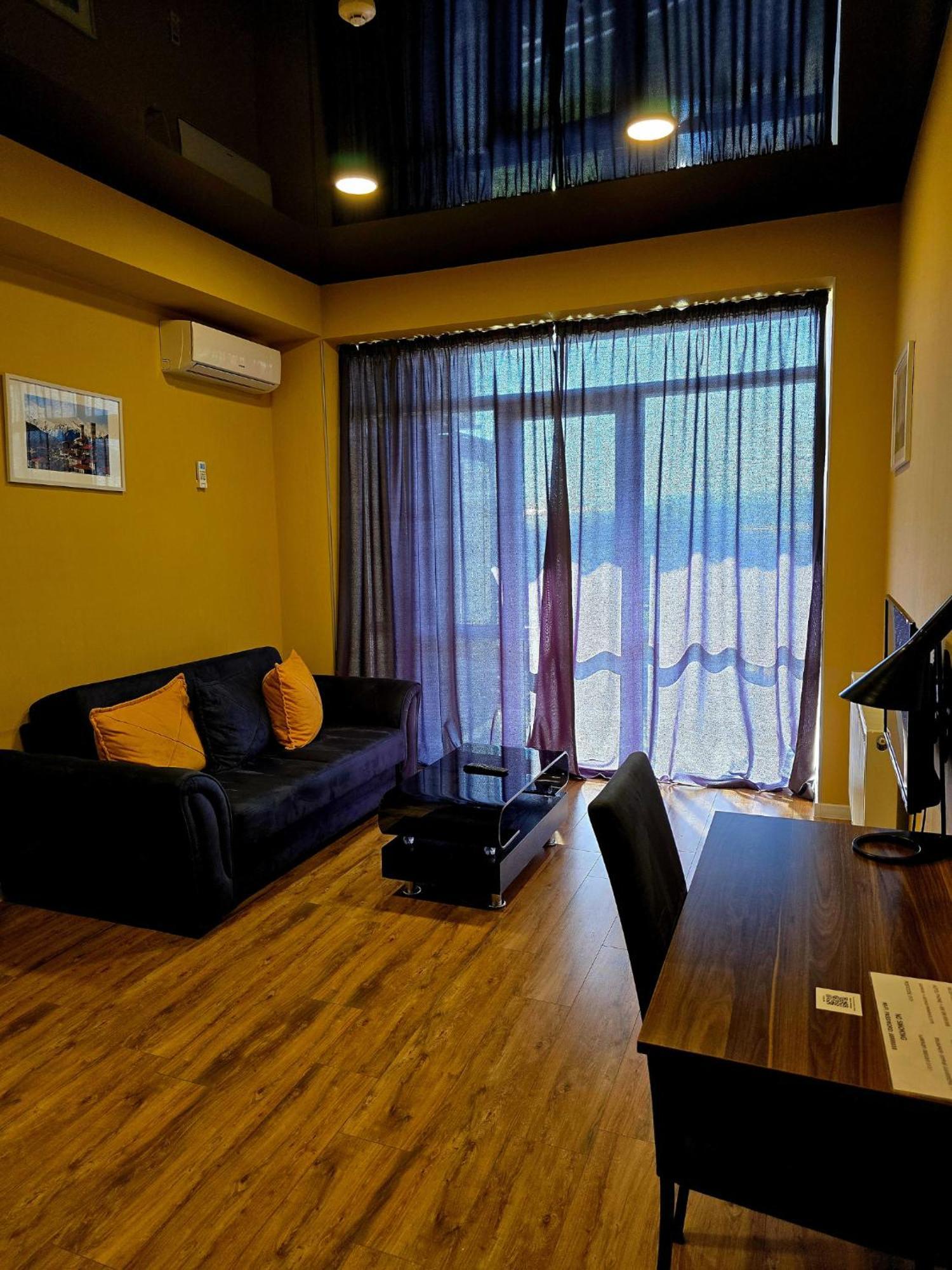 Apart Hotel West Тбілісі Екстер'єр фото